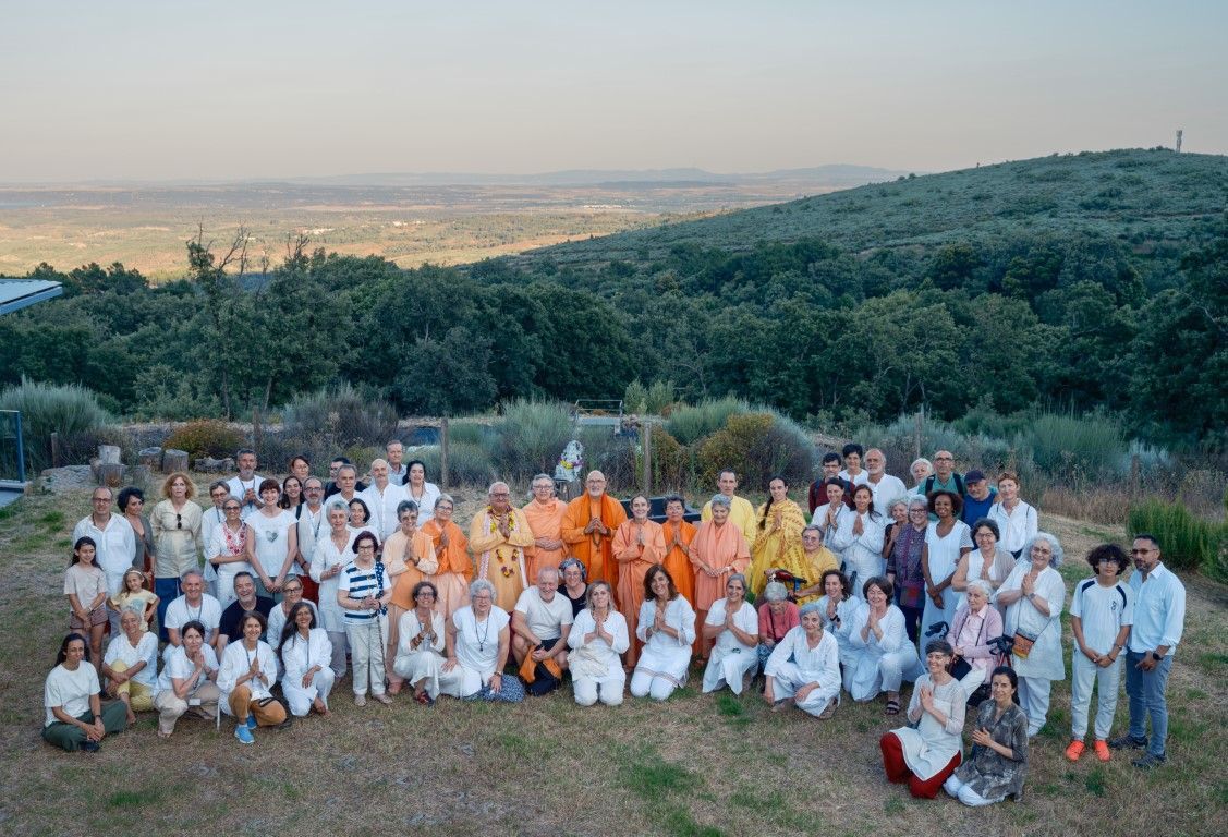 Ramchandani oficia las ceremonias por el 30 Aniversario de la ordenación de sannyasa de S.E. Swami Rameshwarananda Giri