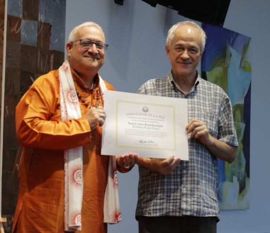 Juan Carlos Ramchandani recibiendo el título honorífico de Embajador de la Paz por parte de Armando Lozano director de la Federación por la Paz Universal. 