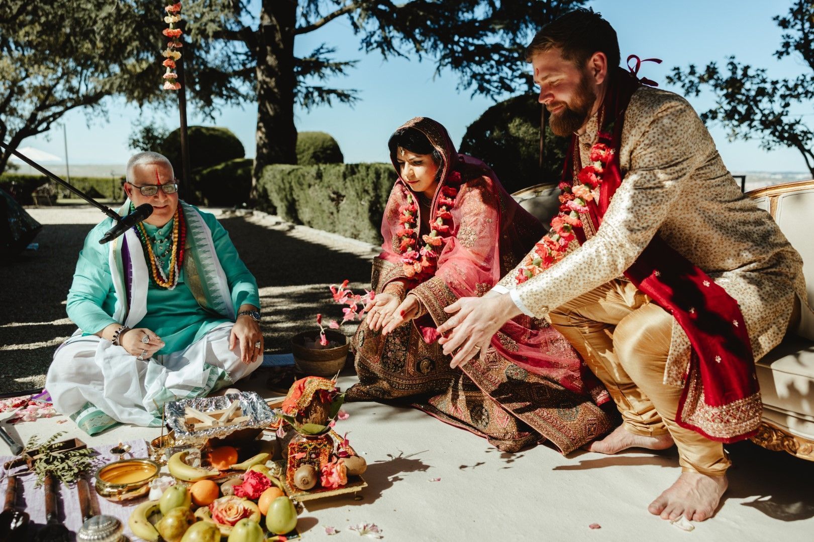 Los novios ofrecen pétalos de flores durante la ceremonia al Señor Ganesha. 003