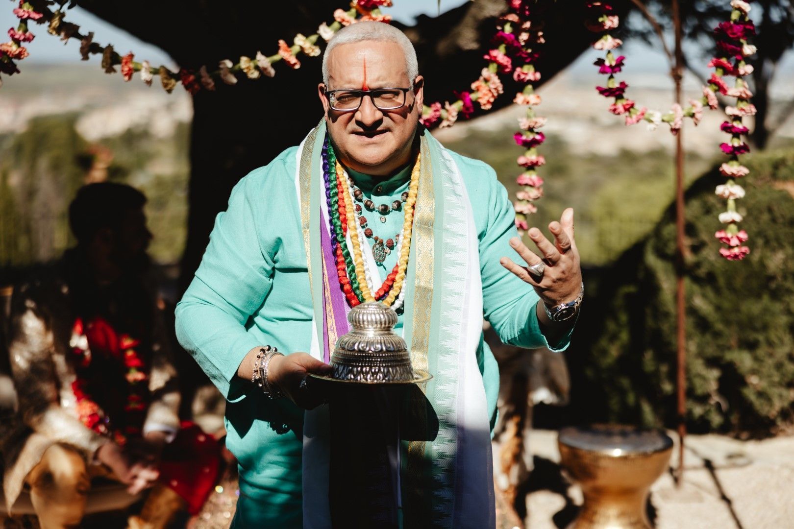 Pandit Ramchandani explica el significado de la bendición con el yelmo del Señor Vishnu. 004