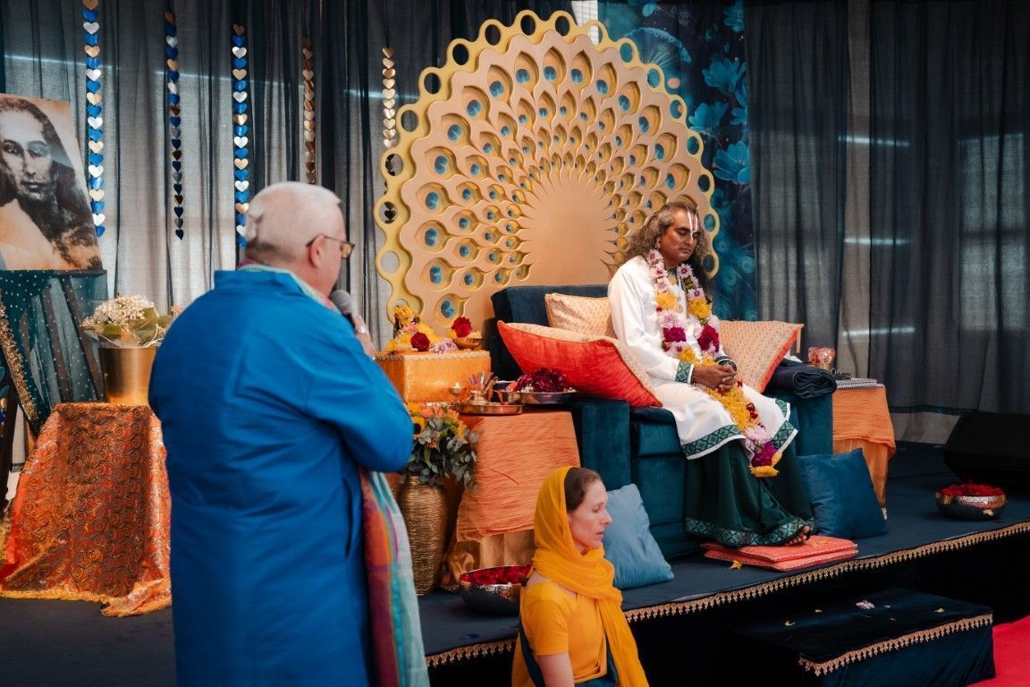 Ramchandani da la bienvenida oficial al maestro hindú Paramahamsa Vishwananda a España 