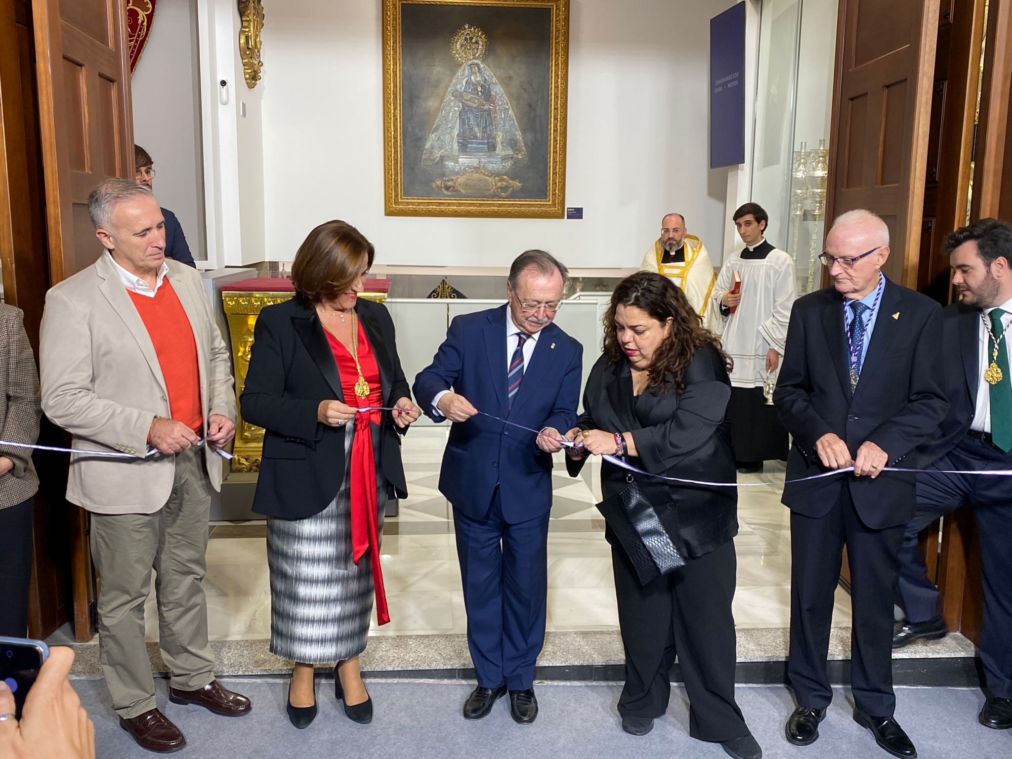 La Hermana Mayor, María del Carmen Pasamar, Juan Vivas y la Cristina Pérez inaugurando la Casa - Museo 