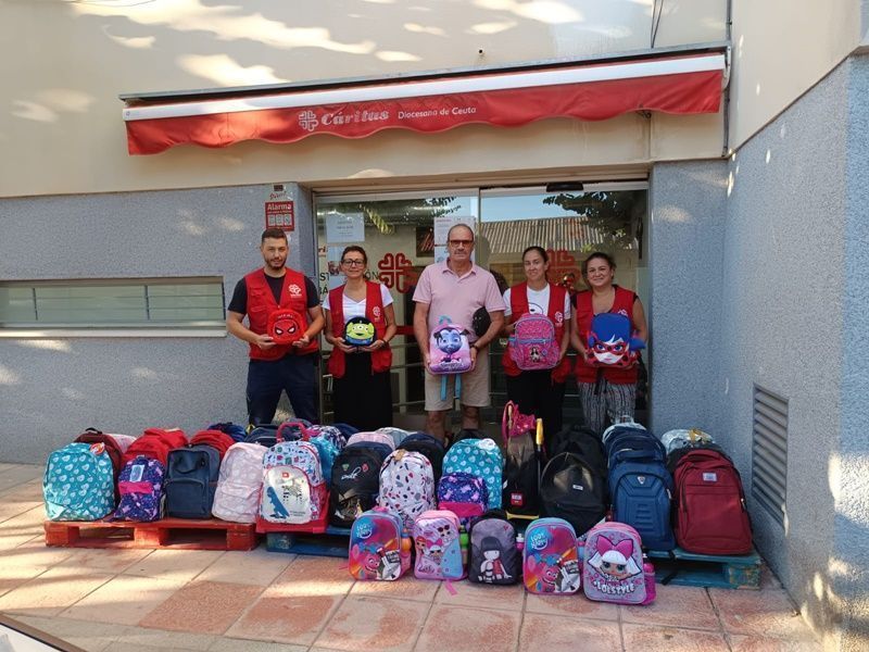 La Hermandad del Rocío entrega material escolar para 50 niños