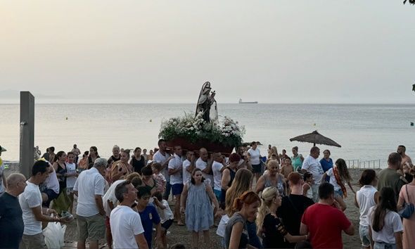 Procesión Emotiva: La Virgen del Carmen chica Honrada con Devoción y Alegría