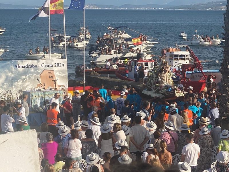 La Virgen del Carmen de la Almadraba bendice las aguas de Ceuta en una jornada histórica marcada por la fe y la emoción  
