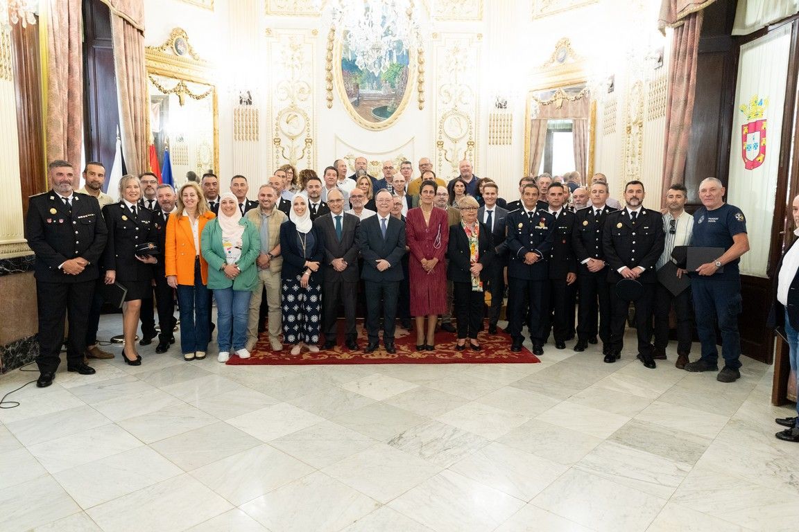 La Ciudad homenajea a los funcionarios que han cumplido 25 y 35 años de servicio