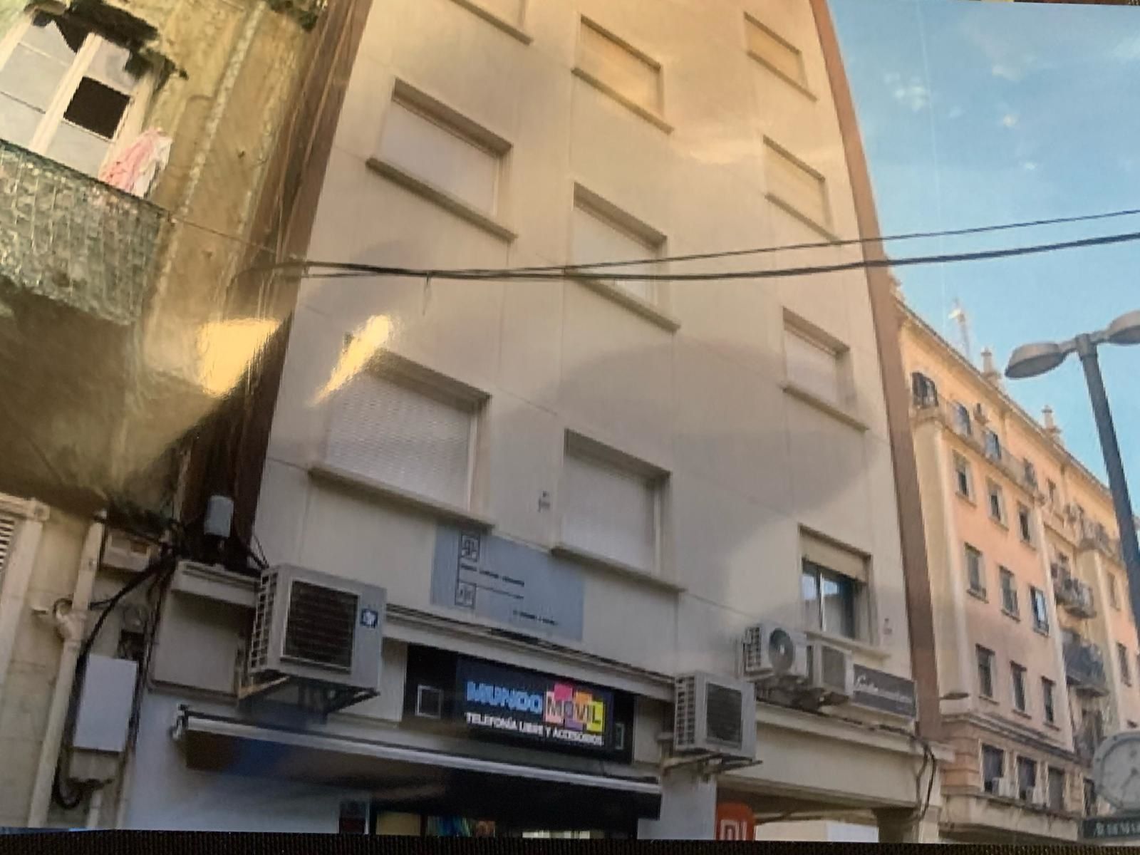 Residentes de la calle González de la Vega protestan por el intrusivo cableado en pleno siglo XXI