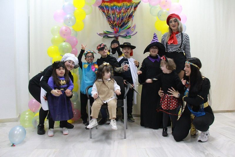 Los usuarios de la Asociación Síndrome de Down disfrutan de la celebración de Carnaval