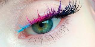 Revolución en el Maquillaje: Las Pestañas de Colores Marcan Tendencia en 2024