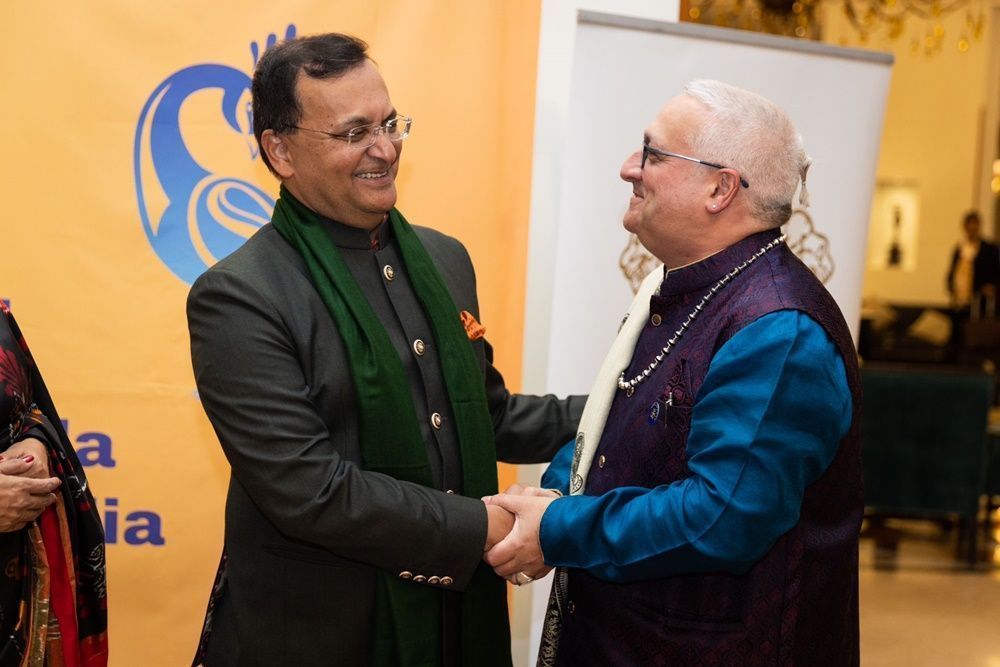 El Embajador de la India en España. saluda afectuosamente a Juan Carlos Ramchandani. Foto Adrian Sánchez.