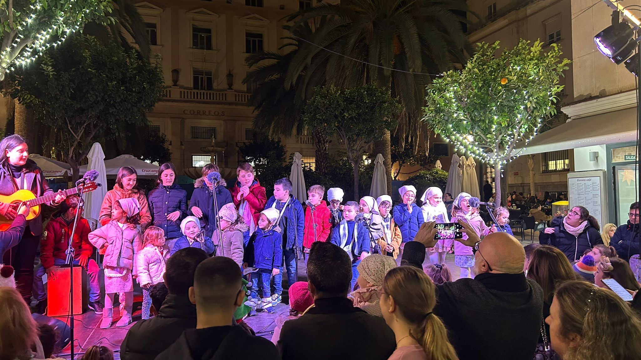 La ‘Polvoroná’ infantil llena de música y tradición la Plaza de España