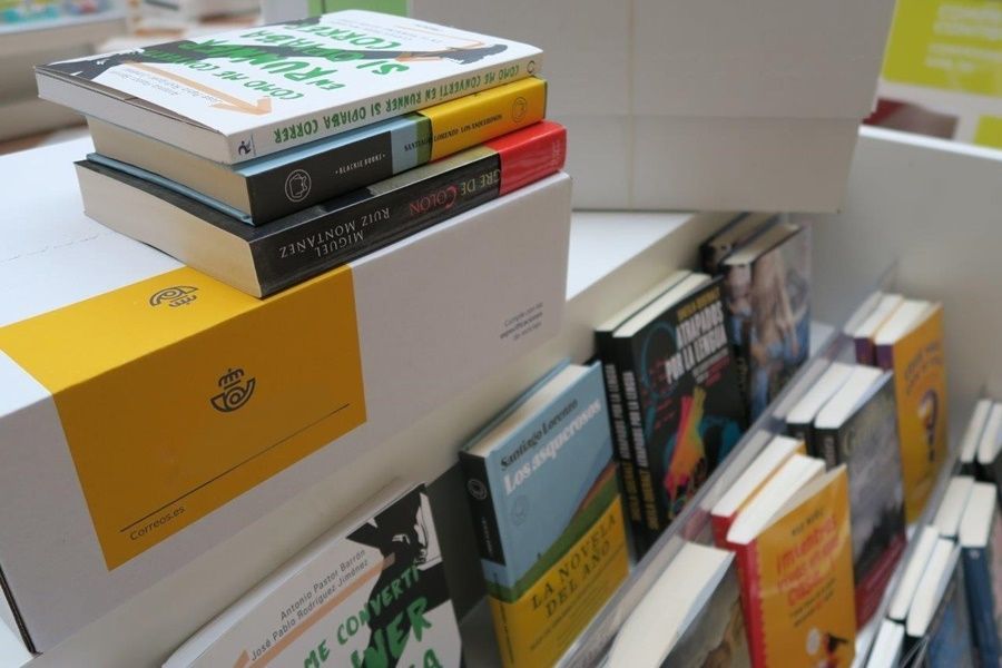 Correos ofrece un amplio catálogo de libros en la oficina principal de Ceuta