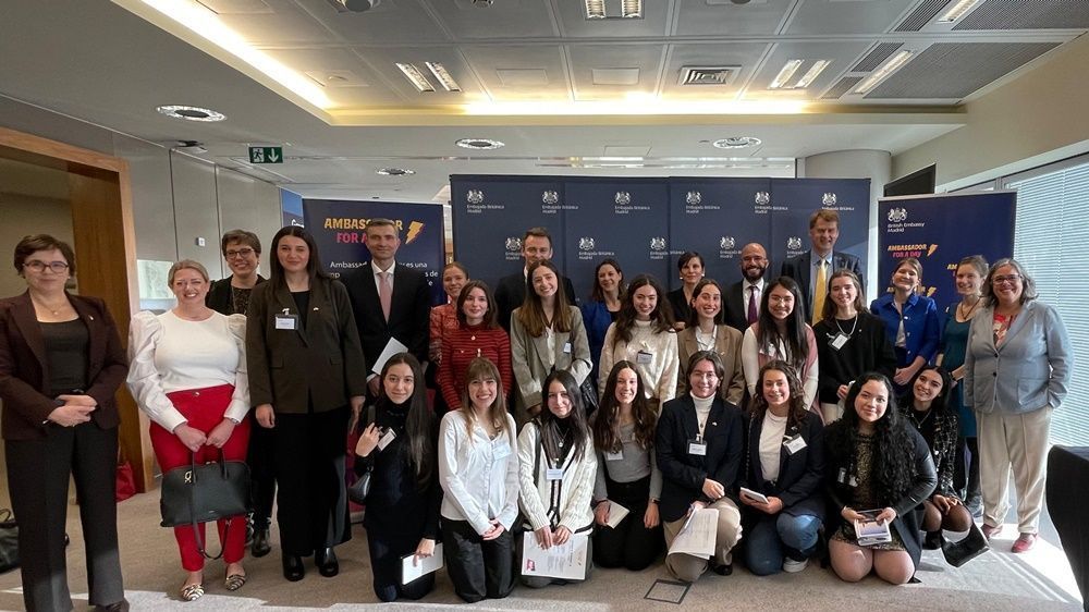 Dos estudiantes de Ceuta se convierten en "embajadoras por un día" en un programa de la embajada británica