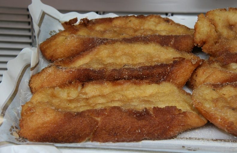 La hermandad del Rocío pone a la venta sus típicas torrijas de Semana Santa