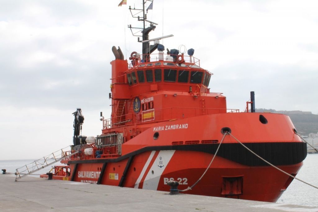 Salvamento Marítimo rescata a 19 migrantes, entre ellos varios menores, que entraban a nado en Ceuta
