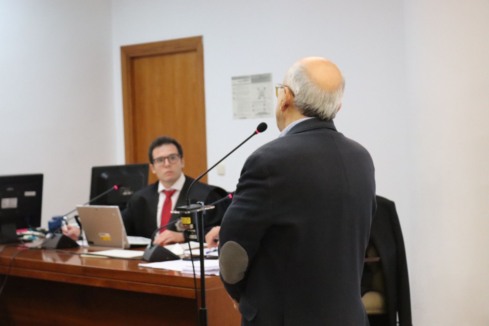 Javier Guerrero ante la Jueza y Fiscalía declarando durante el juicio 