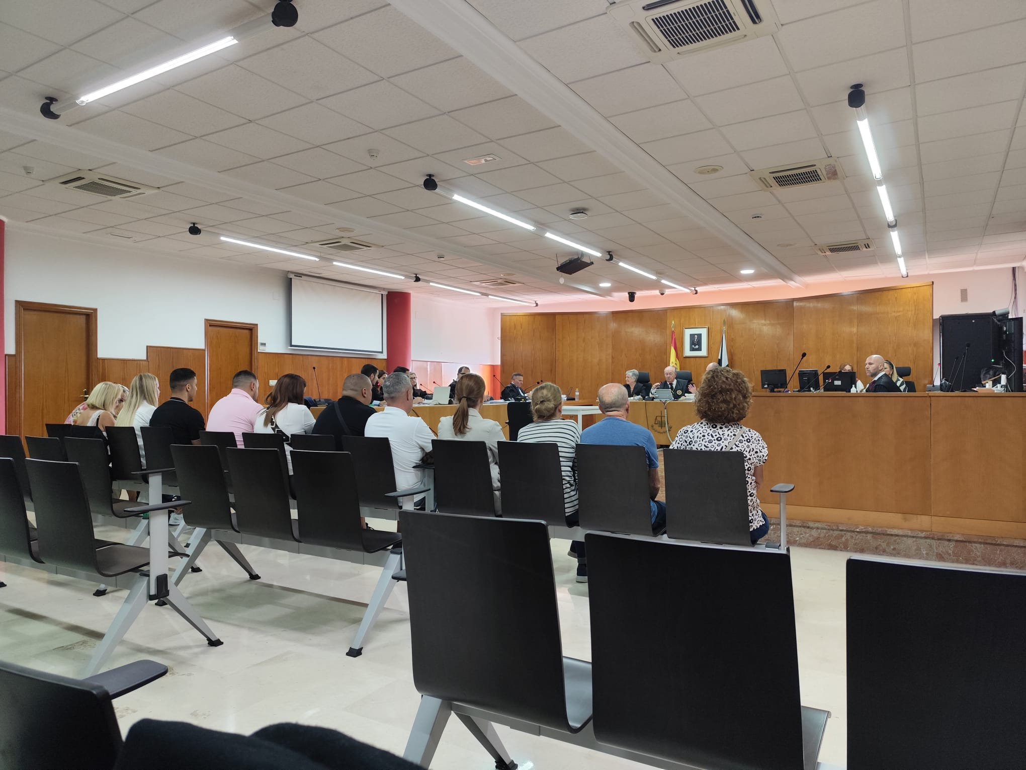 Todos los acusados sentados en el banquillo de la Audiencia Provincial