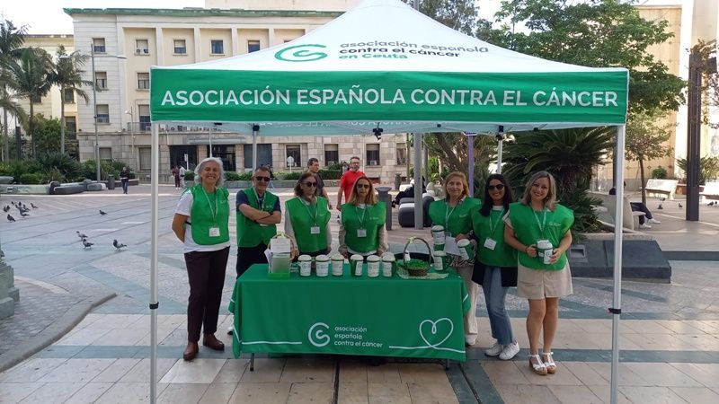 La Asociación Española contra el Cáncer en Ceuta sale a la calle para invitar a la población ceutí a hacerse socio