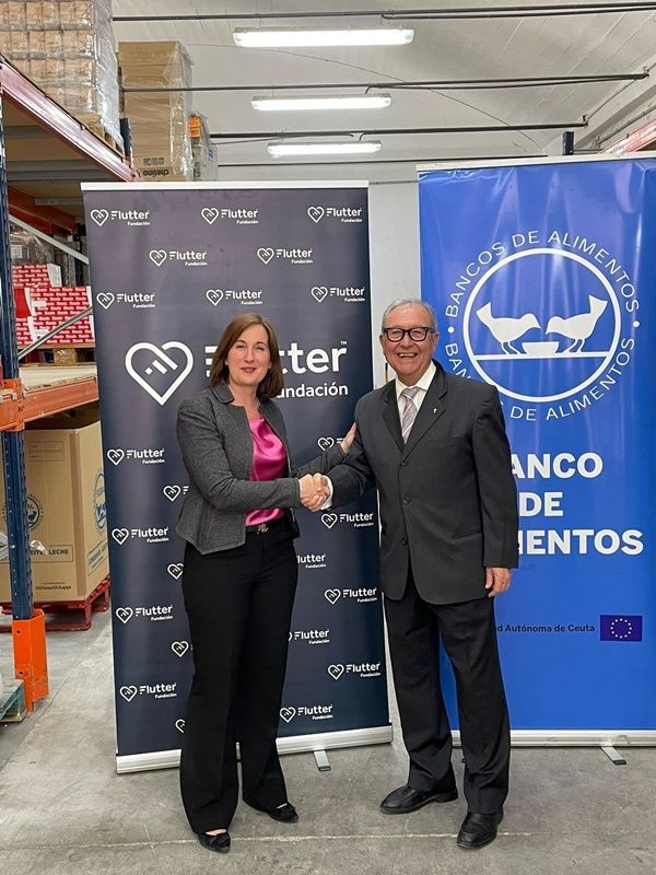 La Fundación Flutter entrega un donativo al Banco de Alimentos