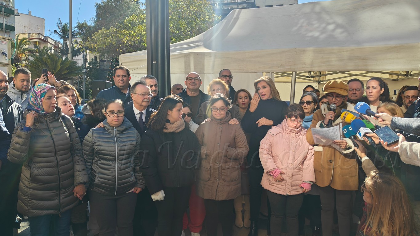 La Plaza de los Reyes se vuelca con la discapacidad en una jornada marcada por el homenaje a Mercedes Medina
