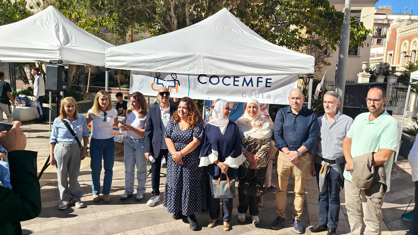 La Plaza de los Reyes se llena de empatía e inclusión con la muestra “Ponte en mi lugar” de COCEMFE Ceuta