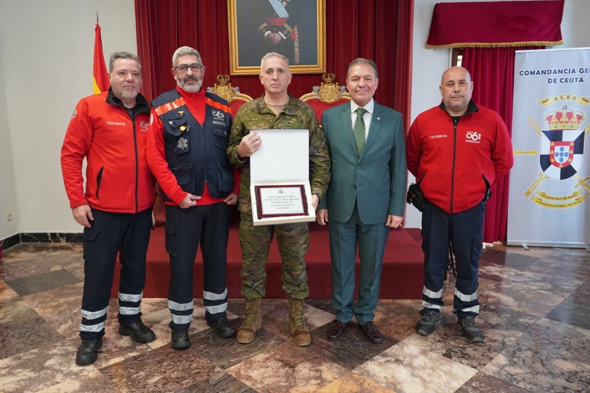 El Colegio de Médicos de Ceuta rinde homenaje al comandante general, Marcos Llago