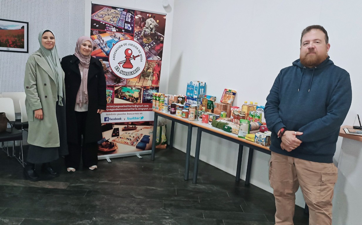 El Solitario entrega los alimentos recogidos en su Jornada Solidaria