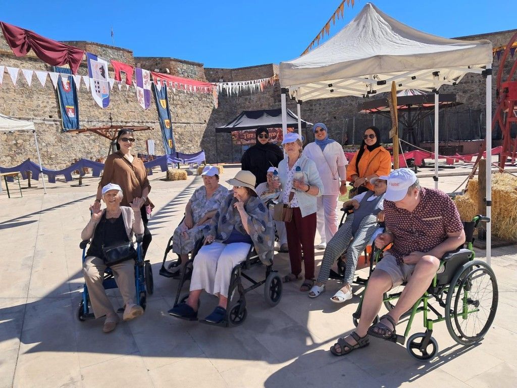 Los residentes de Cruz Blanca pasan una jornada en el Mercado Medieval