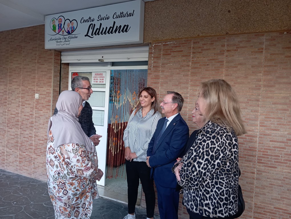 Juan Vivas visita a la asociación Lldudna “Nuestros Abuelos” para conocer su labor