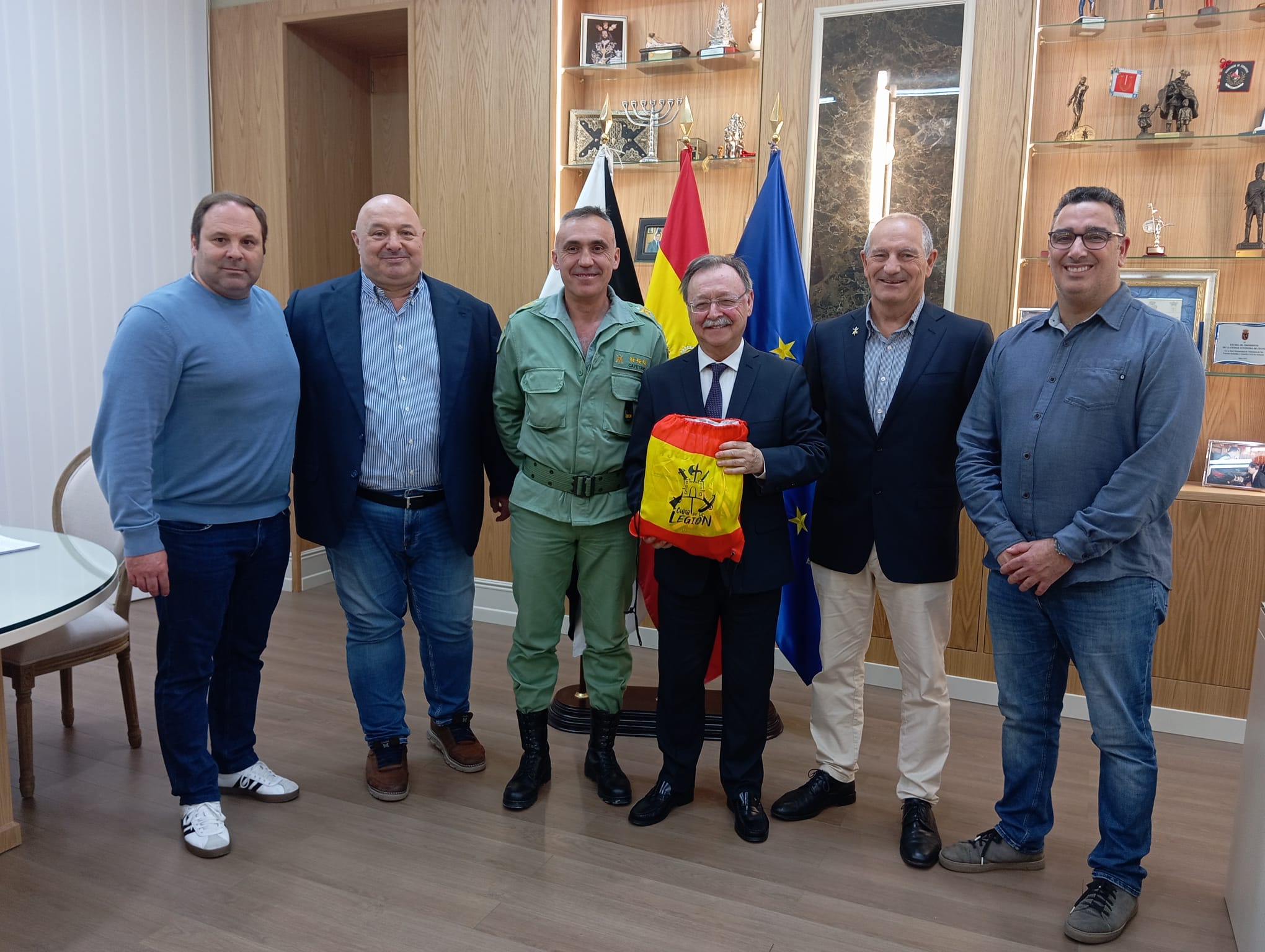 Juan Vivas recibe al coronel del Tercio Duque de Alba 2º de La Legión