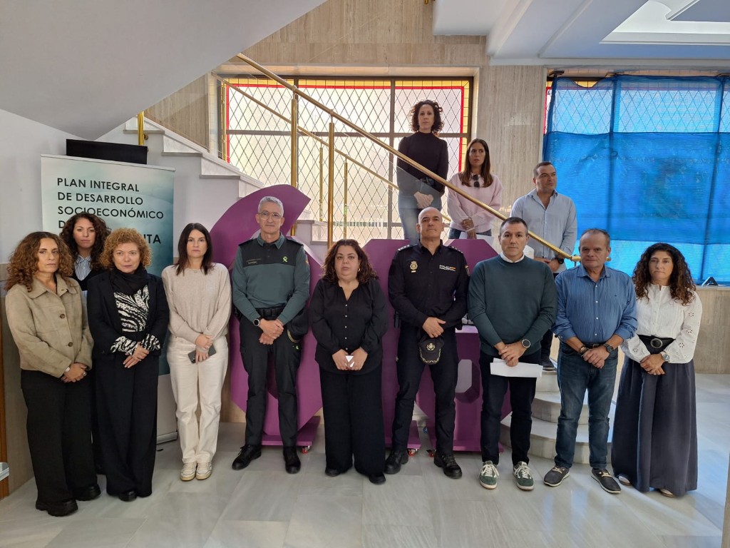 La Delegación del Gobierno guarda un minuto de silencio en memoria de las dos últimas víctimas de violencia de género