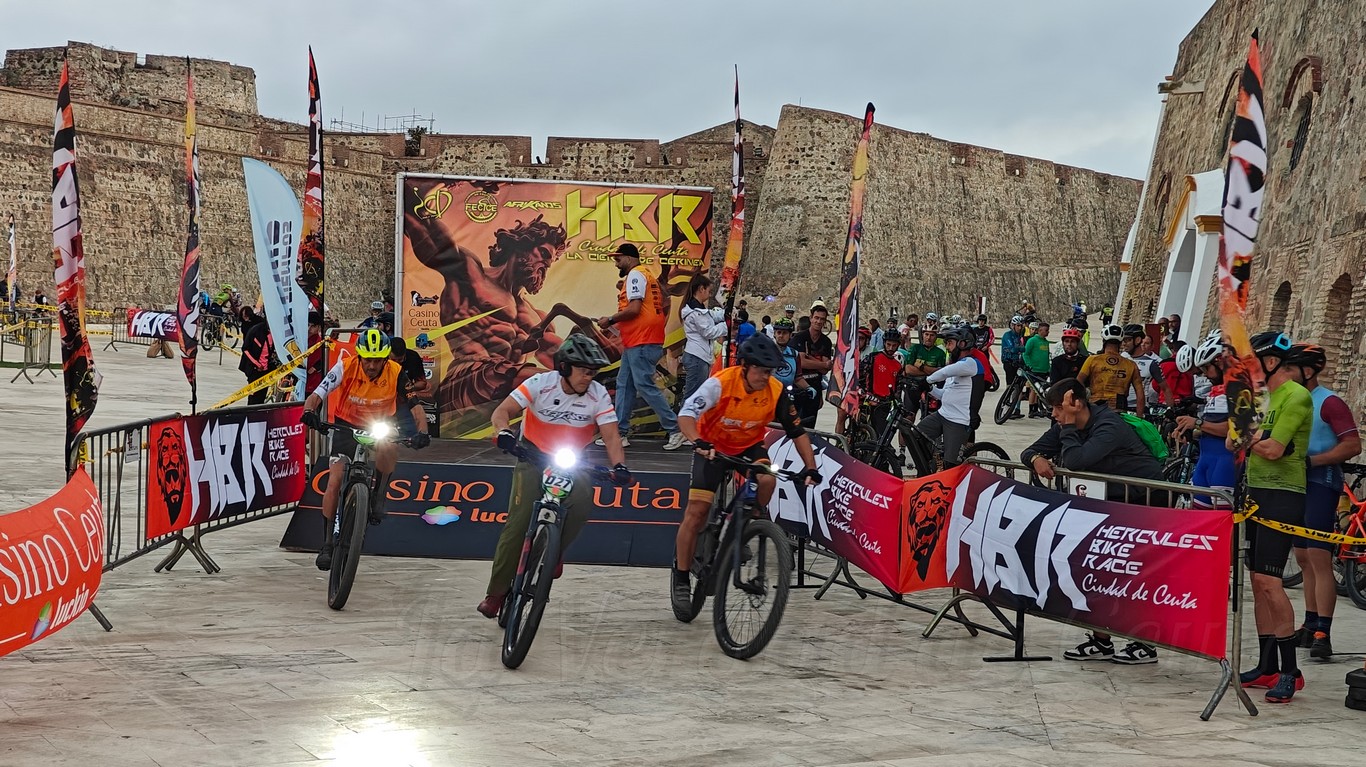 Las Murallas Reales se iluminan con la primera etapa de la Hércules Bike Race