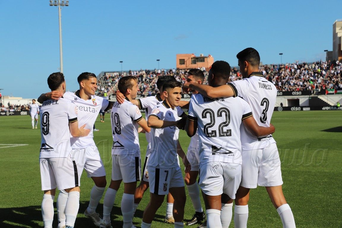 El Ceuta más líder al pinchar sus rivales más directos en la lucha por el título