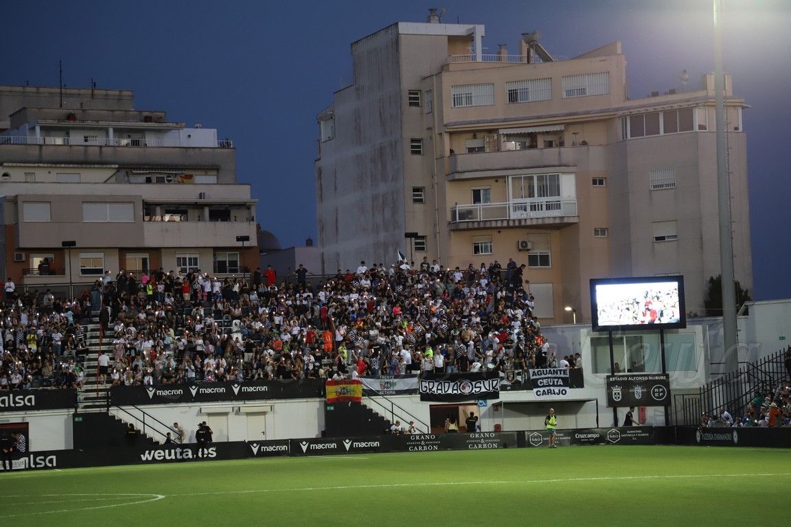 La Fundación AD Ceuta recibe una donación de 500 euros por la Grada de Animación del club