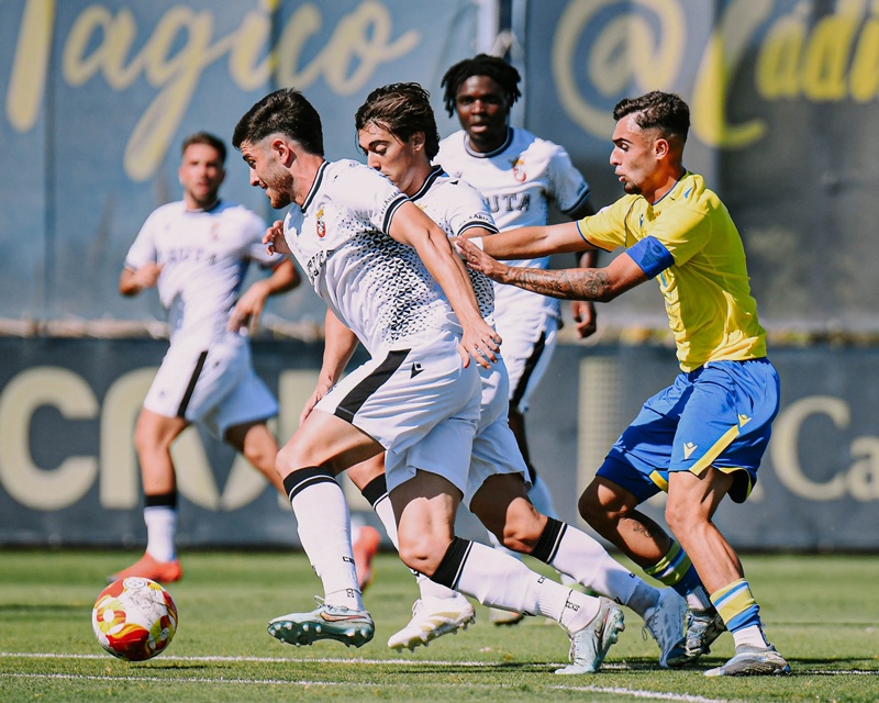 El Ceuta "B" salva un punto en los instantes finales en tierras gaditanas (2-2)