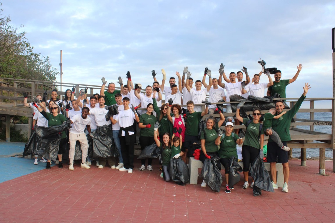 La Fundacion AD Ceuta FC y la Asociación Ceuta Sin Plástico juegan limpio y recogen 282 kilos de basura