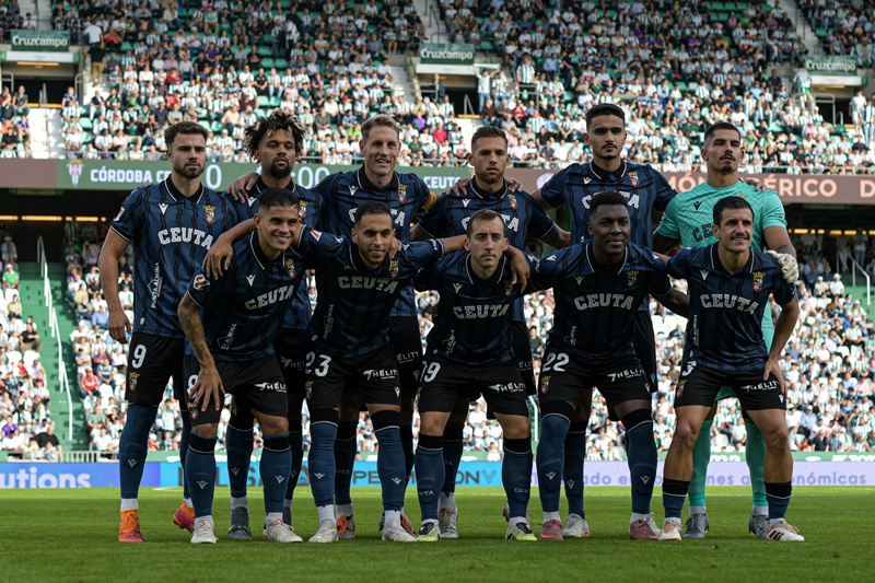 La falta de puntería y los postes del Nuevo Arcángel sentencian a la AD Ceuta FC a una nueva derrota ocho jornadas después (2-0)