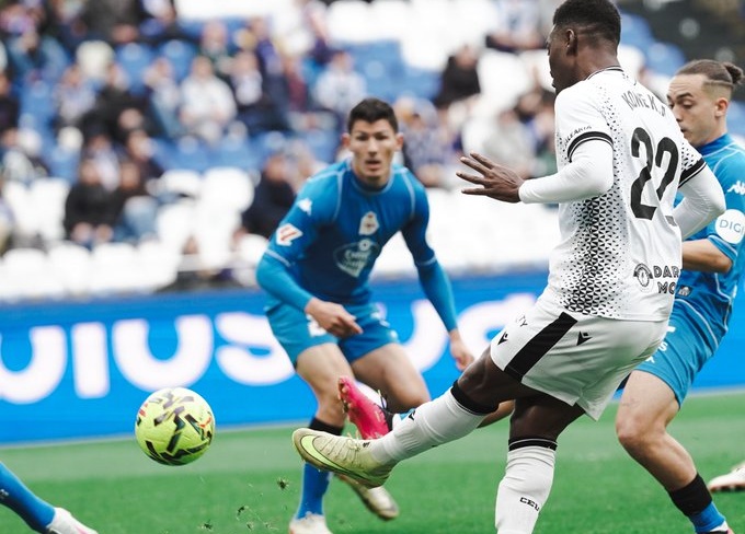 El Ceuta planta cara al Deportivo pero cae por la mínima en Riazor (2-1)