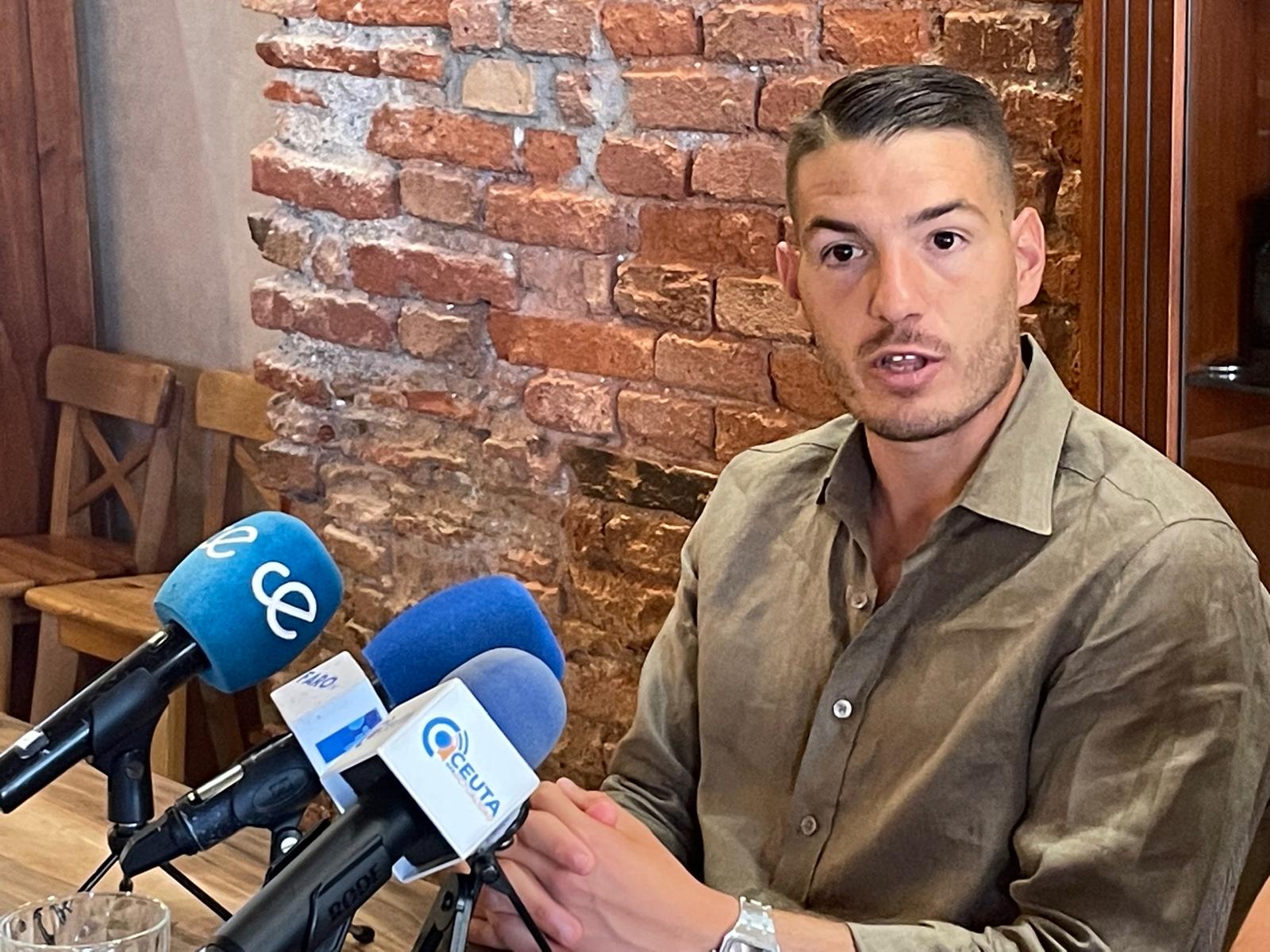La AD Ceuta FC presenta a Manu Vallejo como nuevo refuerzo: "aquí me siento futbolista de nuevo"