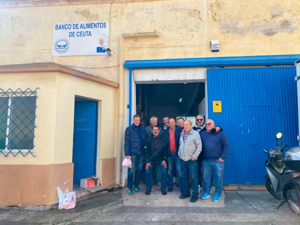 Los veteranos de fútbol realizan una entrega solidaria de alimentos