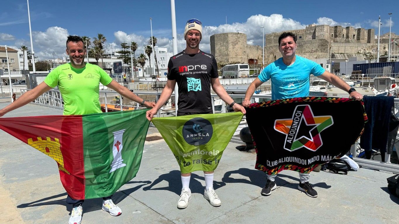 Tres nadadores culminan el reto del cruce del Estrecho
