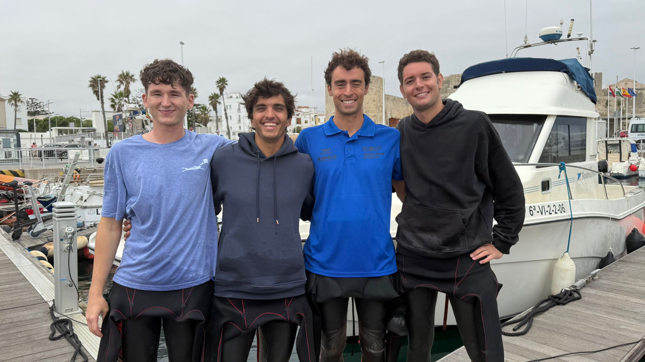 Cuatro jóvenes españoles completan el cruce a nado del Estrecho