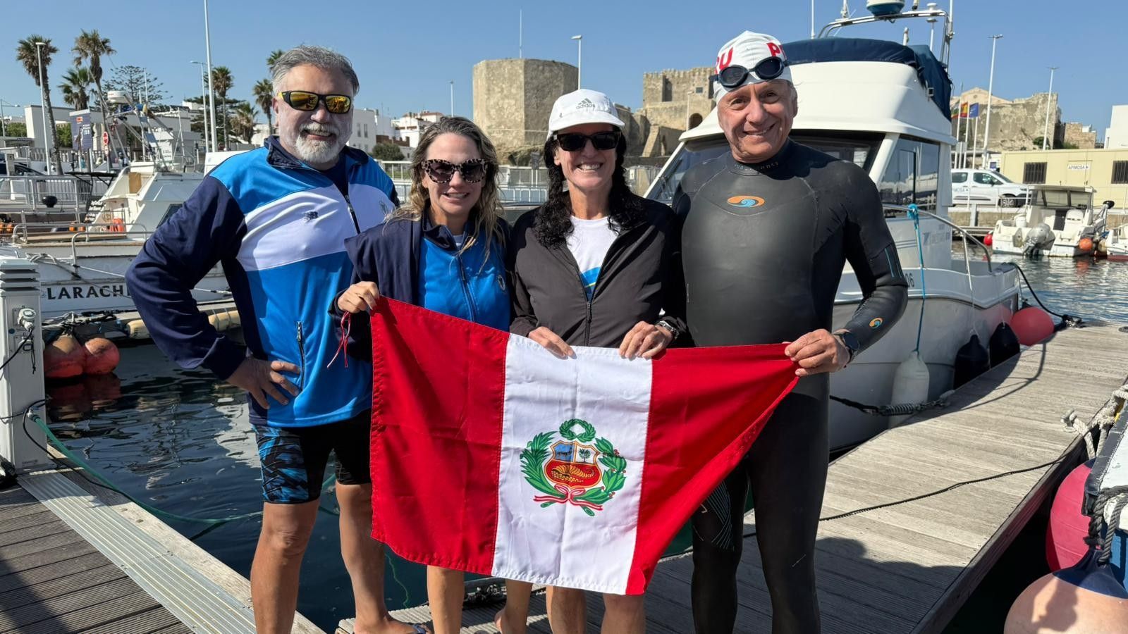 Tres veteranos nadadores peruanos cruzan las aguas del Estrecho