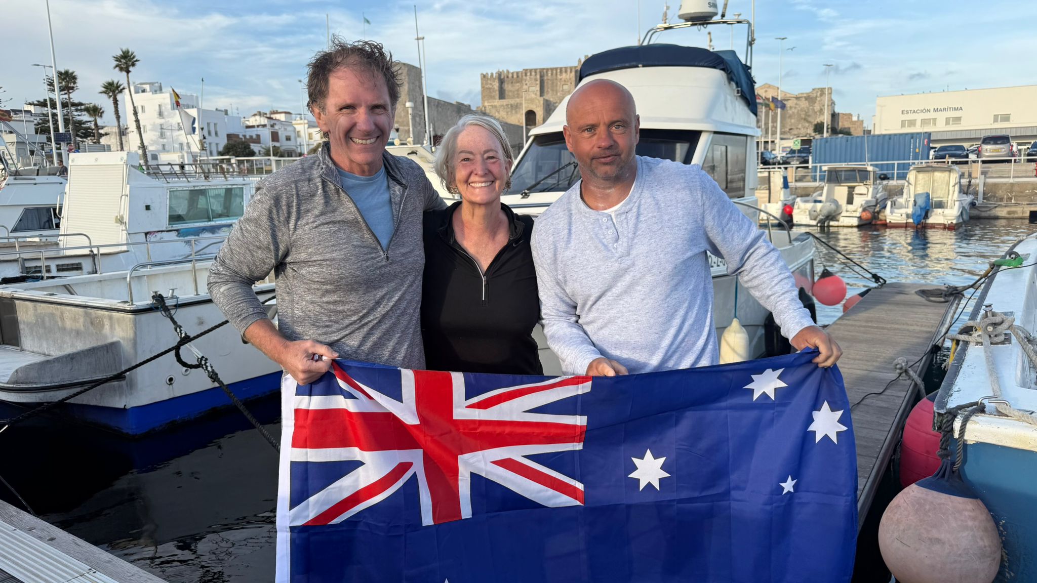 Tres australianos completan el cruce a nado del Estrecho