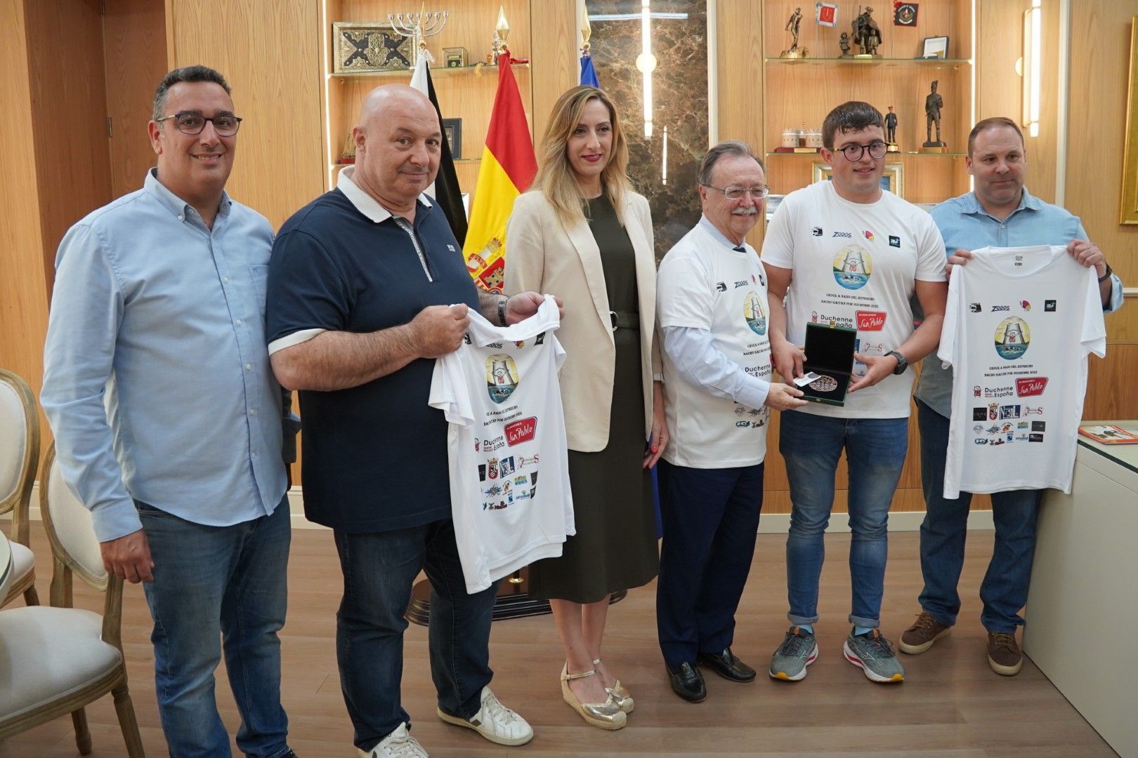 Vivas felicita a Nacho Gaitán por su cruce a nado del Estrecho en favor de una causa solidaria