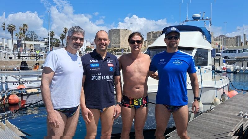 Cuatro nadadores protagonizan el primer cruce del Estrecho en grupo de este año