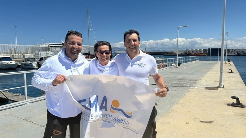 Tres franceses cruzan a nado el Estrecho para dar visibilidad a una oenegé en favor de la infancia