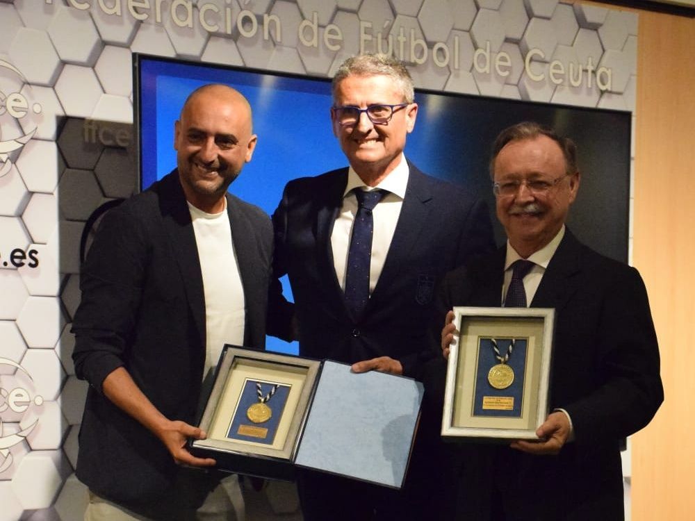 La RFFCE distingue a la AD Ceuta FC y al presidente Juan Vivas 