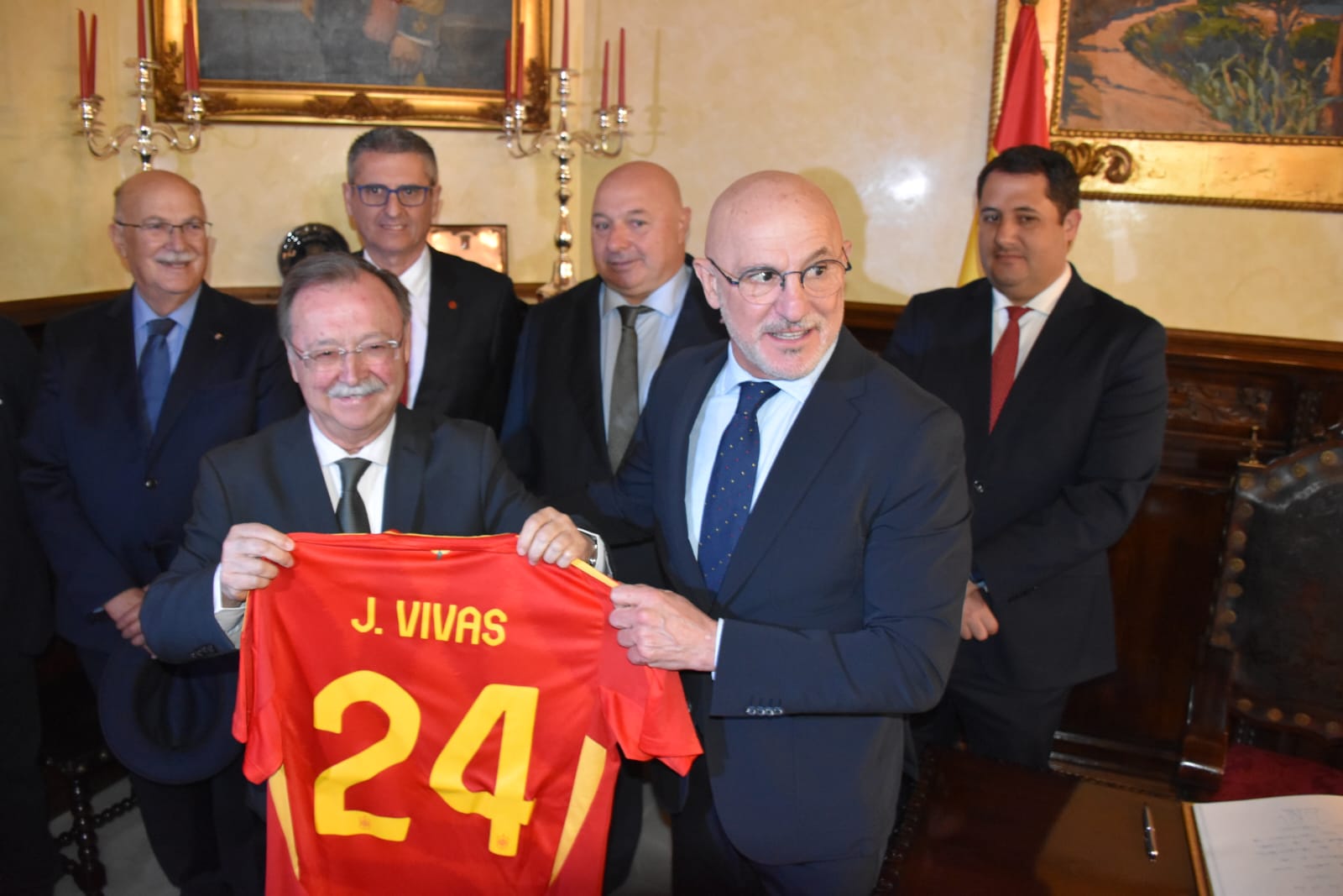 Vivas recibe en el Ayuntamiento al seleccionador nacional de fútbol Luis de la Fuente