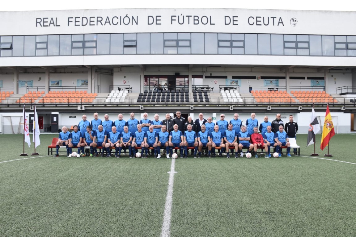 El walking football vive su parón navideño con un acto de convivencia